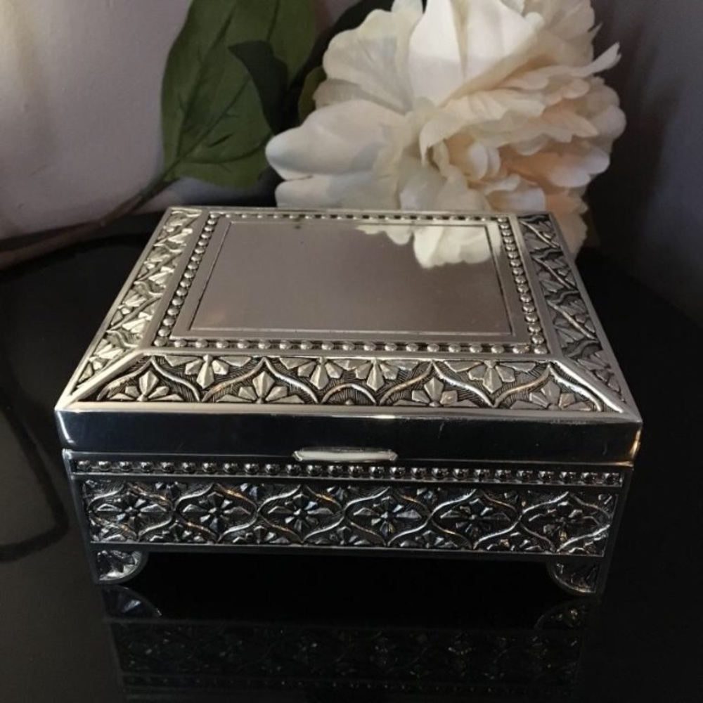 Jewelry box